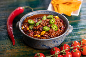 chili con carne with nachos - 592983411