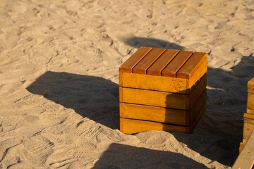 모래 위의 나무 의자