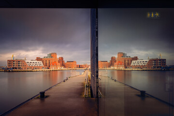Alter Hafen der Hansestadt Wismar mit Spiegelbild in einer Glasscheibe zum Sonnenuntergang