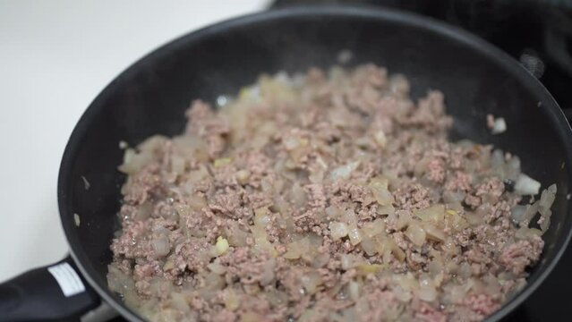 	キーマカレーを作る様子