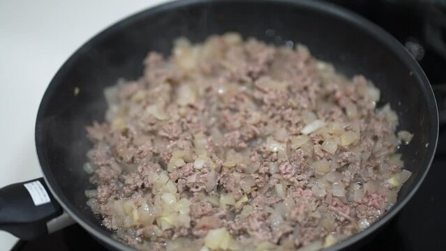 キーマカレーを作る様子