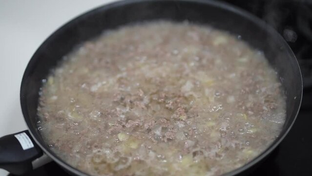 キーマカレーを作る様子