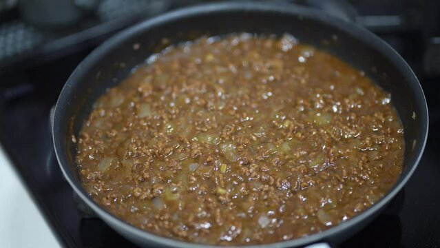キーマカレーを作る様子