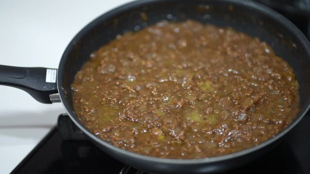 キーマカレーを作る様子