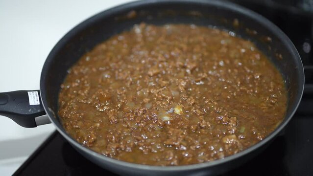 キーマカレーを作る様子