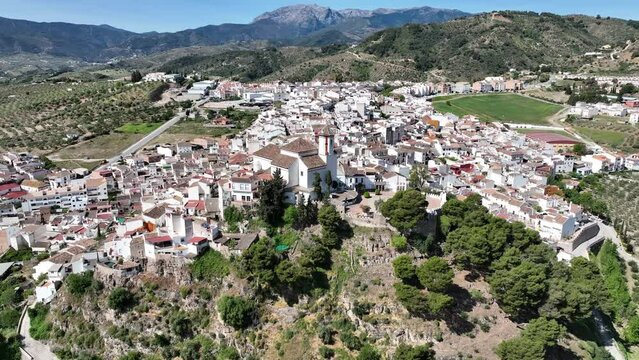 vista aérea del pueblo de Alozaina en la comarca del parque nacional sierra de las Nieves, Andalucía