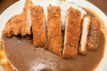 豚カツがのったカレーライス
