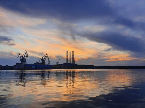 Kran im Hafen bei Sonnenuntergang
