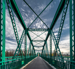 metalowa konstrukcja mostu nad rzeką - obrazy, fototapety, plakaty