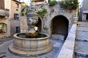 Fototapeta na wymiar France, côte d'azur, Alpes maritimes, cette fontaine a été construite en 1615, l'édifice est inscrit au tire des monuments historiques.