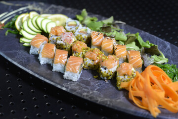 sushi servito in un grande piatto ovale