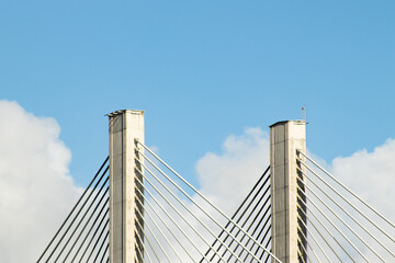 Pilares com cabos que sustentam uma ponte. 