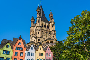 Fototapeta na wymiar Cologne, North Rhine Westphalia, Germany: Great St. Martin church and colorful houses in the old town of Cologne