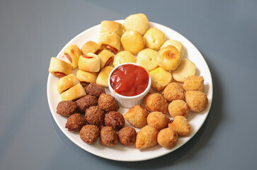 Salgadinhos ou Salgados. Comida Brasileira. Mix de salgadinhos brasileiros com ketchup. ( Brazilian Snacks ).