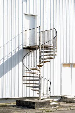 escalier ext&eacute;rieur en colima&ccedil;on sur un batiment d'entreprise