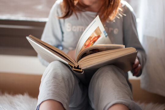ni&ntilde;a leyendo