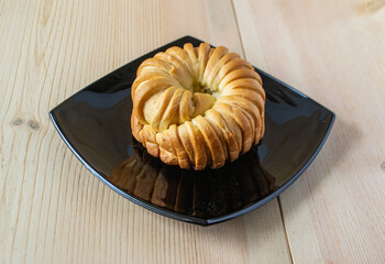 cake on the plate, wooden background