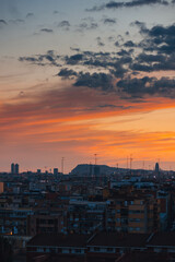 Fototapeta premium Panorámica vertical de un atardecer sobre la ciudad de Barcelona