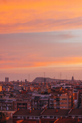 Panorámica vertical de un atardecer sobre la ciudad de Barcelona