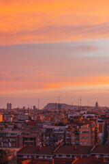 Obraz premium Panorámica vertical de un atardecer sobre la ciudad de Barcelona