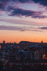 Fototapeta premium Panorámica vertical de un atardecer sobre la ciudad de Barcelona