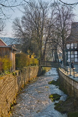 Altstadt-Impressionen in Goslar mit romantischen kleinen Stadtbach, “der Abzucht“ in Norddeutschland, Niedersachsen.