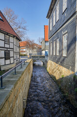 Fototapeta na wymiar Altstadt-Impressionen in Goslar mit romantischen kleinen Stadtbach, “der Abzucht“ in Norddeutschland, Niedersachsen.