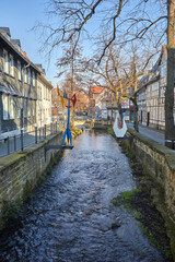 Altstadt-Impressionen in Goslar mit romantischen kleinen Stadtbach, “der Abzucht“ in Norddeutschland, Niedersachsen.