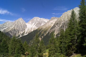 Fototapeta na wymiar The peaks of the Vedrette di Ries in Val Pusteria