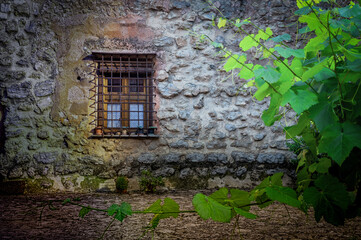 Ventana en fachada de casa antigua de pueblo