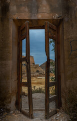 Puerta de edificio en ruinas en minas de Mazarrón (Murcia)