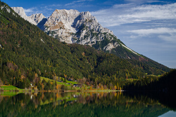 Naklejka na ściany i meble Herbststimmung in der Abendsonne im Kaisergebirge in den österreichischen Alpen mit Blick auf ein Tal und dem Hintersteiner See
