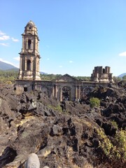 Fototapeta na wymiar Iglesia sepultada por lava.
