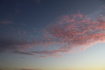 Cielo de tarde con nubes rosadas sobre el mar