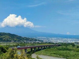Naklejka premium 富士山と街