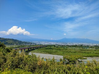 Obraz premium 富士山と街