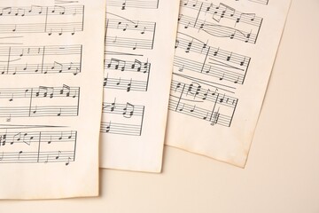Obraz premium Sheets of paper with different notes on beige background, closeup