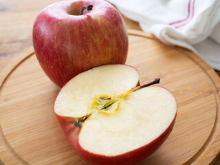 カッティングボードの上の半分にカットした林檎
