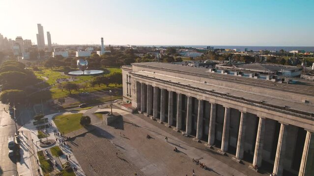 video 4k vista a&eacute;rea orbital de ciudad y parque al atardecer