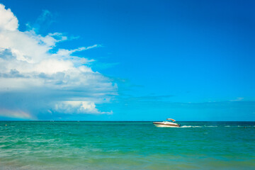 Fototapeta na wymiar boat in the sea on a beautiful sunny day under a blue sky