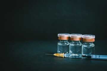 ワクチン　バイアル　注射器　予防接種のイメージ写真