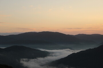 SDGs雲海に浮かぶ山々　自然「荒谷山雲海」広島県広島市安佐北区白木町太陽の輝きと朝日の光