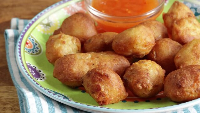 Acras de morue et sauce, en gros plan, dans une assiette