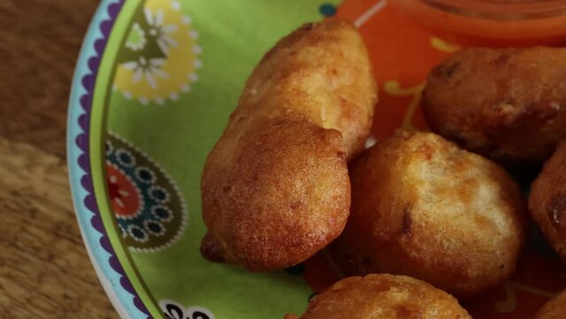 Acras de morue et sauce, en gros plan, dans une assiette