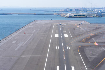 東京湾に面した羽田空港のD滑走路を空から見下ろす