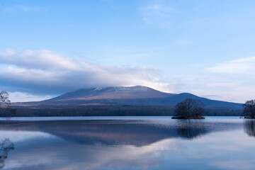 湖に反射する北海道駒ヶ岳　大沼国定公園