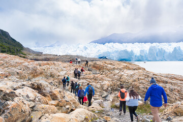Fototapeta na wymiar Muchas personas se dirigen al glaciar Perito Moreno Argentina.