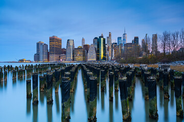 Obraz premium lower Manhattan skyline before sunrise, New York City skyline, blue hour