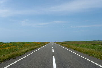 北海道の草原地帯を走る直線道路