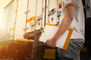 Plakat Truck Drivers Hold a Clipboard The Checking Container Door. Security of Cargo Shipping. Maintenance Check. Inspection Safety Checks Before Driving. Delivery Freight Truck Logistics Transport.
